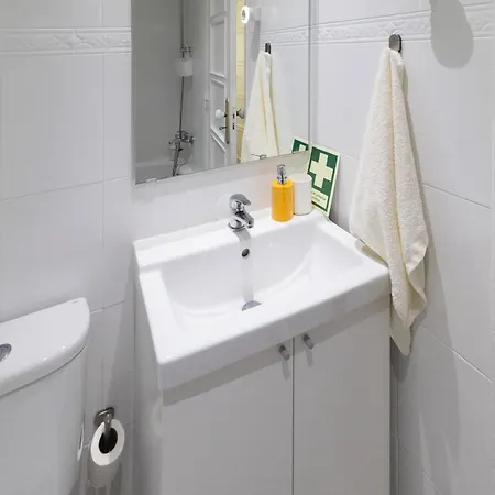 Apartment Serene 2-bedroom Flat With Garden View In Benfica